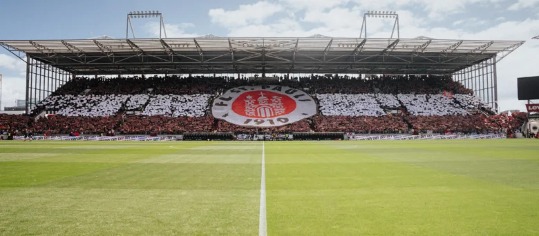Man sieht das Millerntor-Stadion.