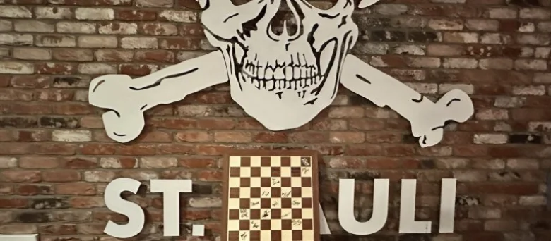 Es sind der Totenkopf des FC St. Pauli sowie ein Schachbrett zu sehen.