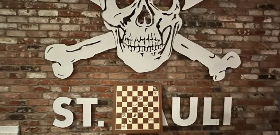Es sind der Totenkopf des FC St. Pauli sowie ein Schachbrett zu sehen.
