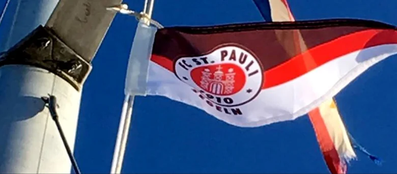 FC St. Pauli-Fahne am Segel