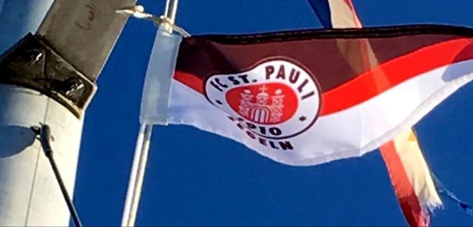 FC St. Pauli-Fahne am Segel