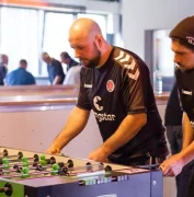 Tischfußballspieler beim Spiel