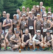 Man sieht die Triathlon Mannschaft zusammen auf einem Bild. Es sind mehrere Personen in ihren St. Pauli Triathlon Trikots