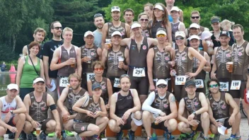 Man sieht die Triathlon Mannschaft des FC St. Pauli
