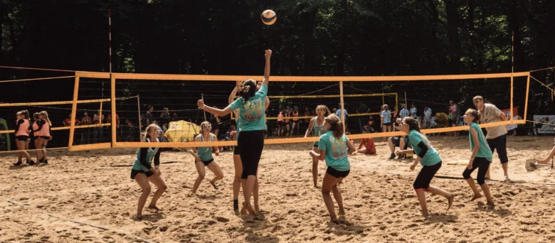 Man sieht das Beachvolleyball-Team des FC St. Pauli
