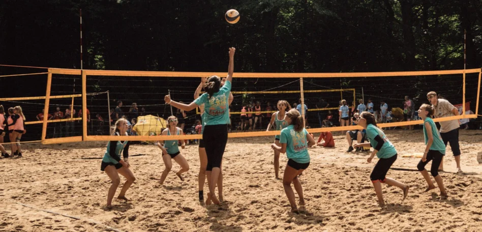 Man sieht das Beachvolleyball-Team des FC St. Pauli
