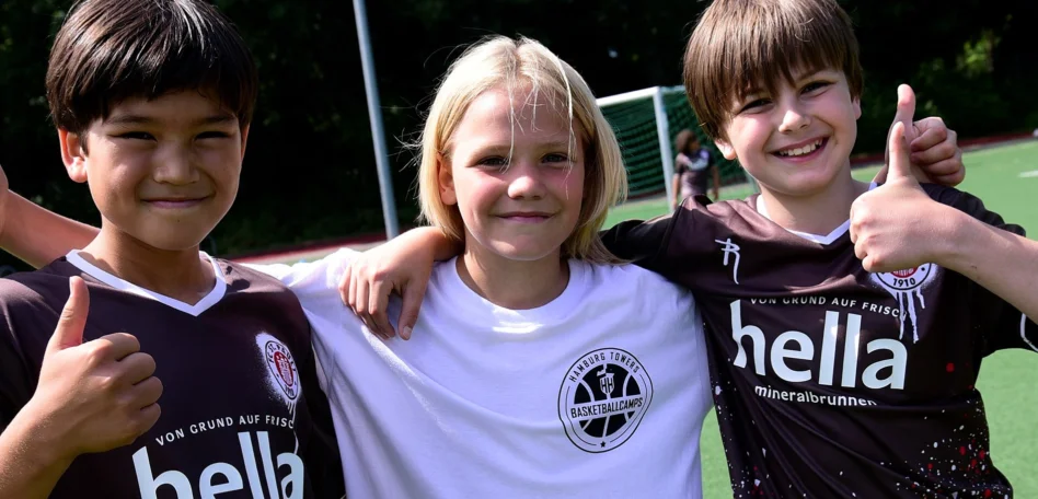 Man sieht Basketball & Fußballcamp-Spieler