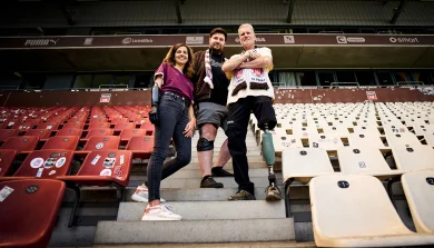 Der Personen mit unterschiedlichen Prothesen an Armen und Beinen stehen auf der Haupttribüne des Millerntor-Stadions.