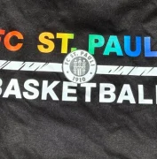 Schriftzug "FC St. Pauli" in einem bunten Farbverlauf. Darunter der weiße Zusatz "Basketball".