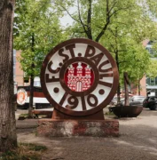 Das runde FC St. Pauli Logo als Statue im Außenbereich