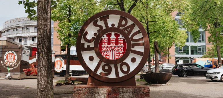 Das runde FC St. Pauli Logo als Statue im Außenbereich