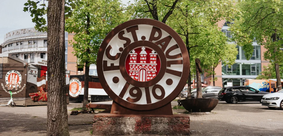 Das runde FC St. Pauli Logo als Statue im Außenbereich