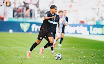 Andréas Hountondji dribbelt mit dem Ball am Fuß, im Hintergrund sind zwei weitere Spieler zu erkennen.
