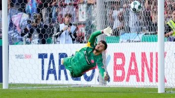 Nikola Vasilj pariert einen Elfmeter im DFB-Pokalspiel gegen Norderstedt.