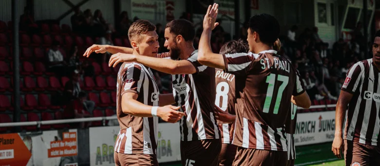 Mehrere Spieler der U23 freuen sich über ein zuvor geschossenes Tor, im Hintergrund ist eine Tribüne zu erkennen.