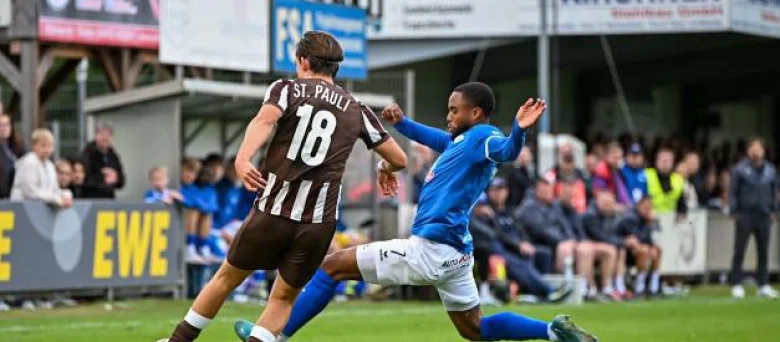 Man sieht unseren Spieler Luis Jahraus am Ball und ein Spieler des SSV Jeddeloh dazwischenspringen