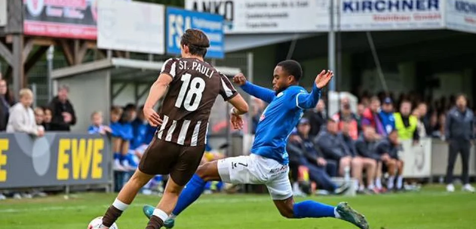 Man sieht unseren Spieler Luis Jahraus am Ball und ein Spieler des SSV Jeddeloh dazwischenspringen