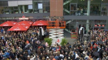 Die Einweihung des Millerntornstadions, viele Fans haben sich davor versammelt