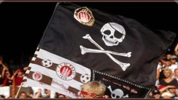 Eine große Totenkopf Flagge wird im Publikum gehisst