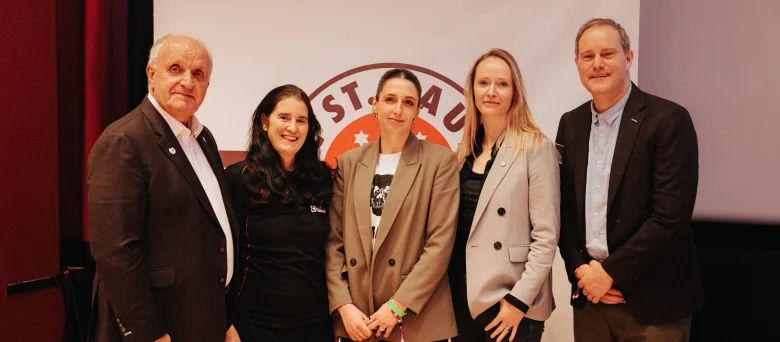 Auf dem Bild ist das Präsidium des FC St. Pauli zu sehen. Von Links sind Jochen Winand, Esin Rager, Luise Gottberg, Hanna Obersteller und Oke Göttlich zu sehen.