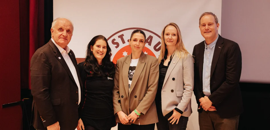 Auf dem Bild ist das Präsidium des FC St. Pauli zu sehen. Von Links sind Jochen Winand, Esin Rager, Luise Gottberg, Hanna Obersteller und Oke Göttlich zu sehen.