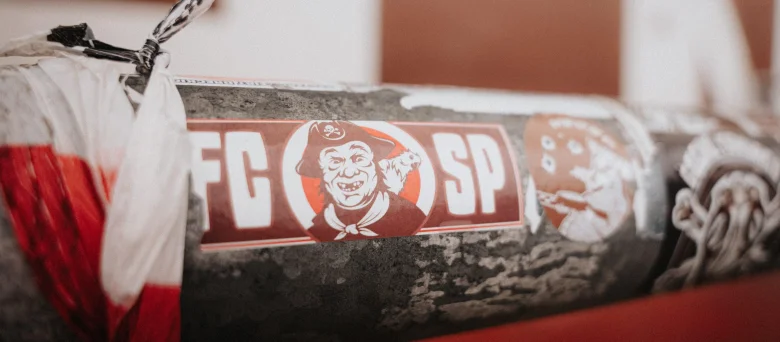Ein FCSP-Sticker auf einer Stange