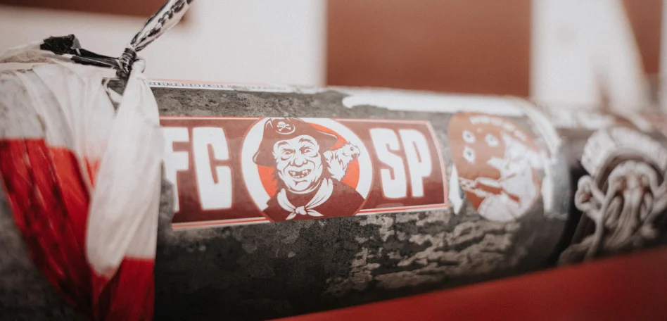 Ein FCSP-Sticker auf einer Stange