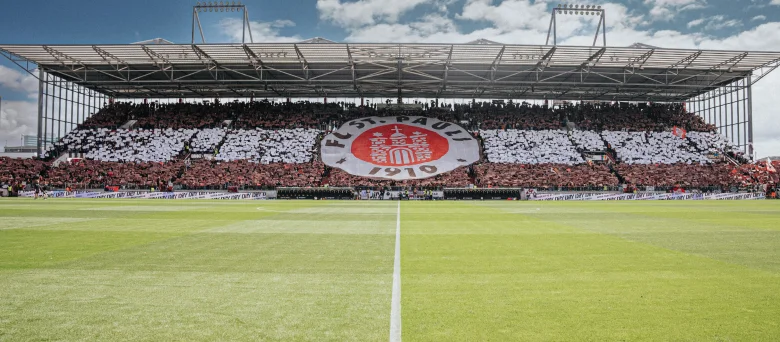 St. Pauli-Fans auf der Gegengerade mit einer Choreo in den Vereinsfarben Braun und Weiß