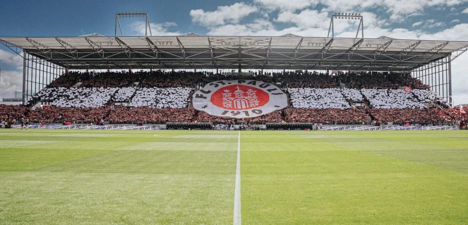 St. Pauli-Fans auf der Gegengerade mit einer Choreo in den Vereinsfarben Braun und Weiß