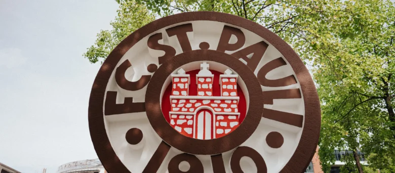 Das Steinwappen des FC St. Pauli auf dem Vorplatz der Südtribüne