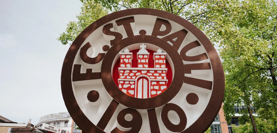 Das Steinwappen des FC St. Pauli auf dem Vorplatz der Südtribüne