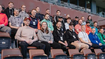 Ein Gruppenfoto auf den Sitzen des Stadions