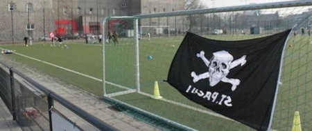 Der Trainingsplatz auf der Feldstraße mit einer St. Pauli Flagge