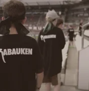 Rabauken sind im Millerntor-Stadion. Man sieht sie von hinten, sie tragen ein Rabauken-Tshirt.