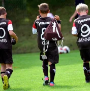 Rabauken laufen über das Spielfeld. Sie sind von hinten zu sehen.
