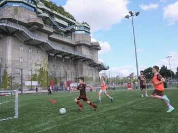 Junge Spieler beim Fußballspiel in Hamburg