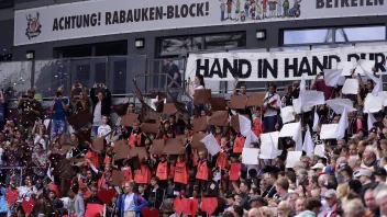 Ein Bild des voll besetzten Rabauken-Blocks im Millerntor-Stadion.