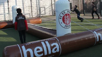 Kinder beim Fußballtennis