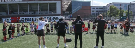 Kleine Rabauken beim Fußballspiel