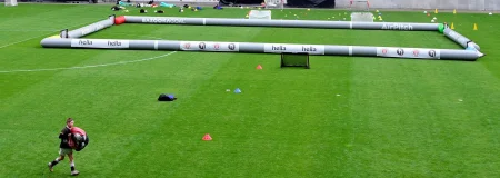 Ein Kind am Spielfeld