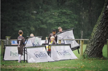 Kinder im Park beim Spiel