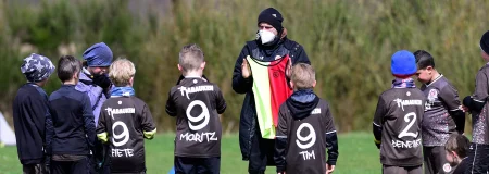 Rabauken am Spielfeld mit ihrem Trainer