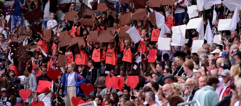 Ein Bild des voll besetzten Rabauken-Blocks im Millerntor-Stadion.