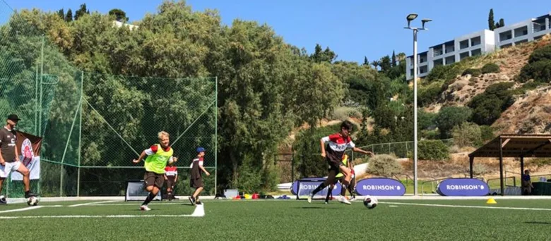 Spieler auf Feld im Urlaubscamp