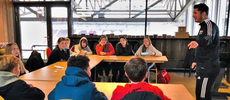 Trainer erklärt den Teilnehmer:innen des PASCH-Camps Wichtiges zum Thema Fußball