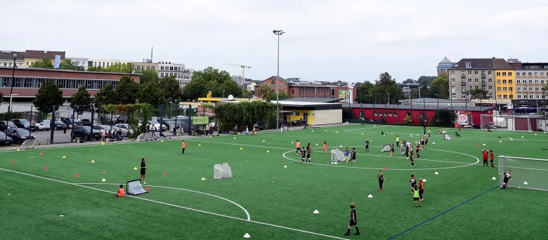 Kinder am Fußballfeld, während sie an einem Intensivkurs teilnehmen