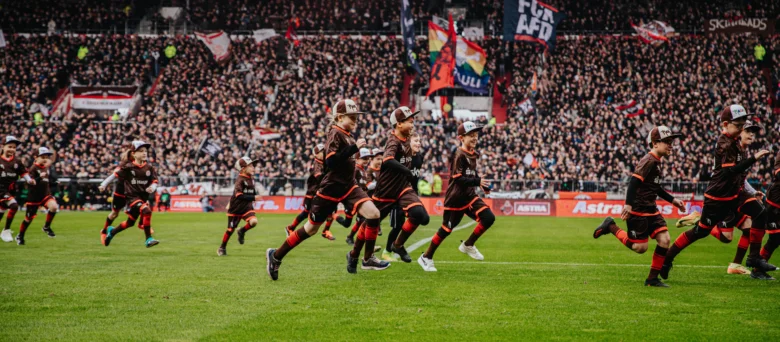 Rabauken laufen über den Rasen des Millerntor-Stadions
