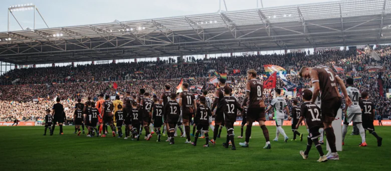Rabauken und Spieler des FC St. Pauli marschieren gemeinsam im Stadion ein