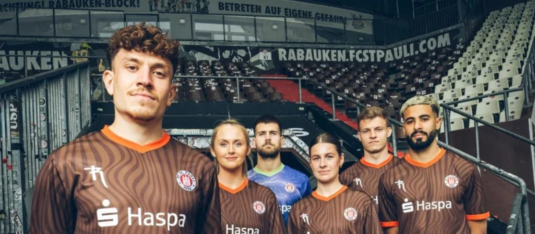 Mehrere FC St. Pauli Spieler*innen tragen Rabauken-Kleidung