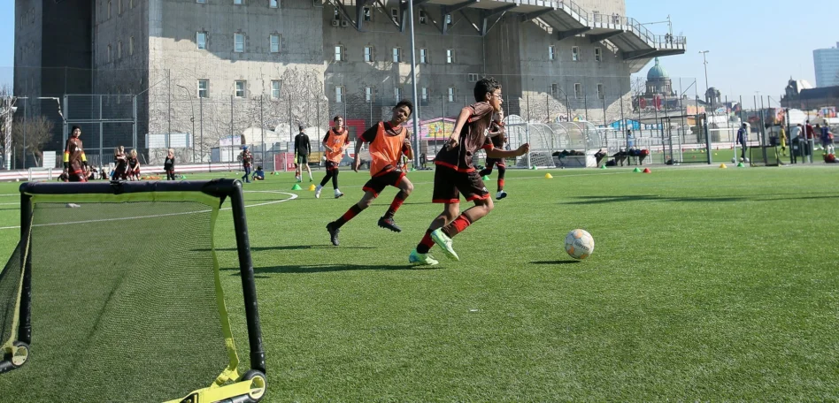 Jugendliche auf dem Fußballfeld, die an einem Feldspielercamp teilnehmen